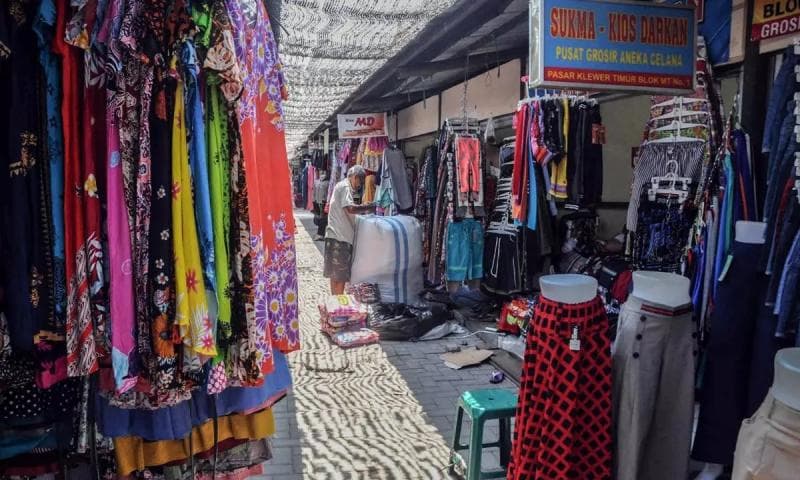 Bagi yang doyan belanja produk fesen, di Solo ada Pasar Klewer yang menawarkan baju-baju dengan harga grosir. (Kontan)