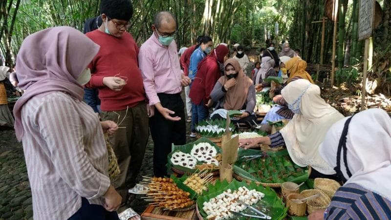 Pasar Papringan Temanggung bakal memberikan pengalaman jual beli yang unik dan menarik karena alat tukar berupa pring kecil berbentuk persegi. (Antara/Anis Efizudin)