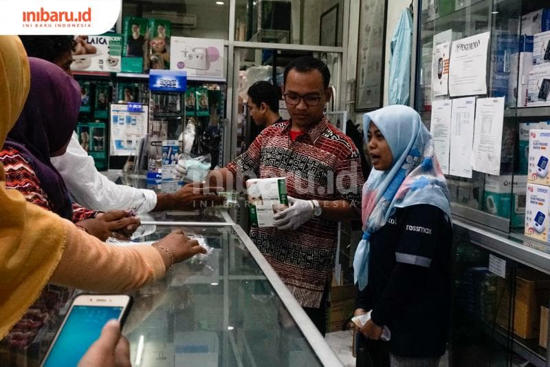 Penjualan masker di toko alat-alat kesehatan Sanidata Sari Medika. (Inibaru.id/ Audrian F)<br>