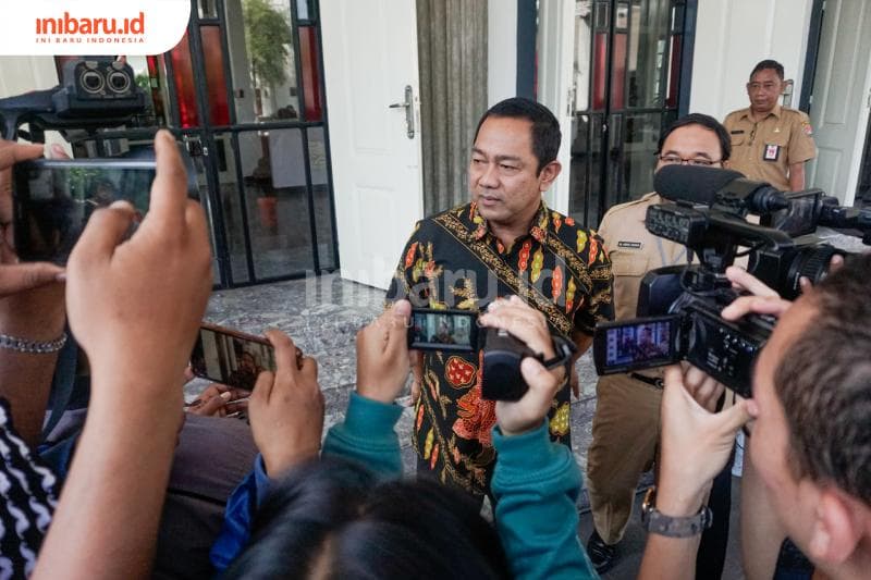 Wali Kota Semarang Hendrar Prihadi memberi menjawab pertanyaan reporter, Senin (16/3). (Inibaru.id/ Audrian F)<br>