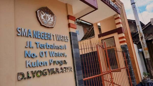 Kepala SMA Negeri 1 Wates Aris Suwasana membantah adanya penyekapan dan intimidasi terhadap Agung Purnomo. (SMA 1 Wates)
