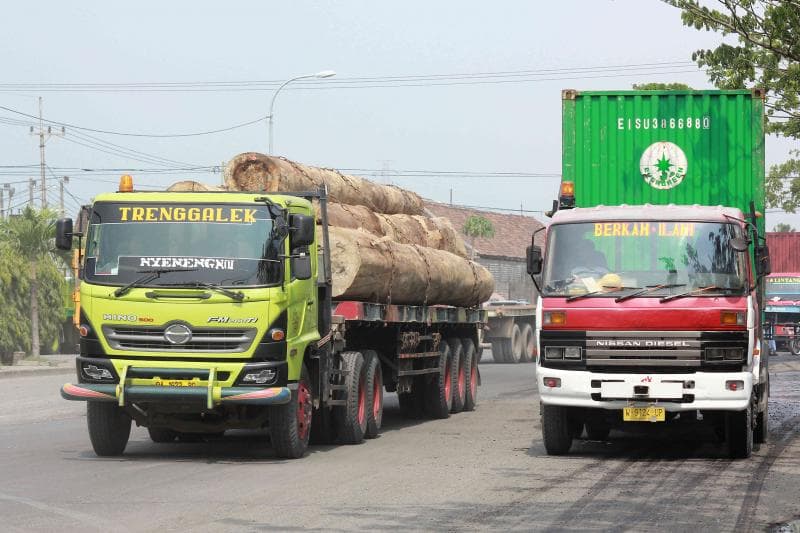 Ilustrasi: Lonjakan inflasi di Jateng didorong oleh kelompok harga yang diatur oleh pemerintah, yaitu transportasi yang merembet ke kenaikan harga bahan pokok. (Truckmagz/Giovanni F)