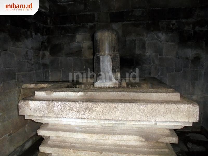 Arca Lingga-Yoni yang berada di bagian utama Candi Sambisari. (Inibaru.id/ Isma Swastiningrum)<br>
