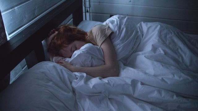 Benarkah tidur dengan rambut basah menyebabkan pilek? (Pexel via Liputan6)