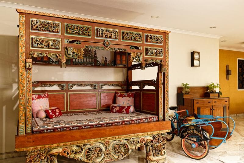<i>Furniture peninggalan yang masih dipajang dan bisa digunakan. (The Sidji Hotel)</i>
