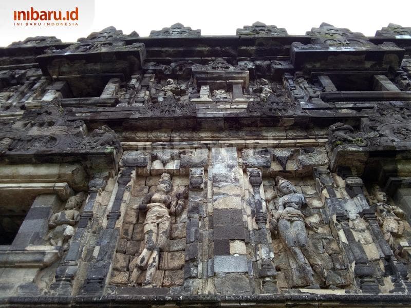 Relief-relief yang diagmbarkan dengan detail di Candi Sari. (Inibaru.id/ Isma Swastiningrum)