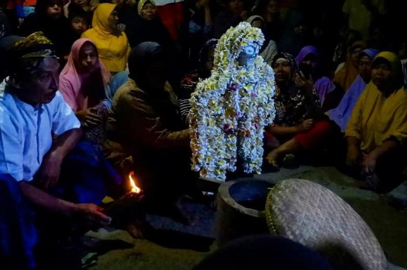 Prosesi cowongan sedang berlangsung, cowongan dibawa oleh seorang perempuan. (Telusuri/Uje Hartono)