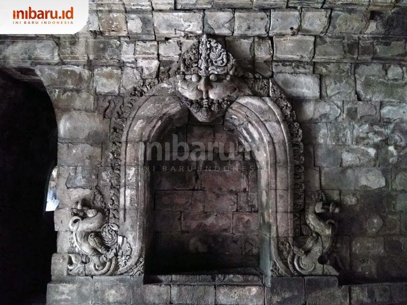 Sebuah arca di ruang bilik dalam Candi Sari. (Inibaru.id/ Isma Swastiningrum)