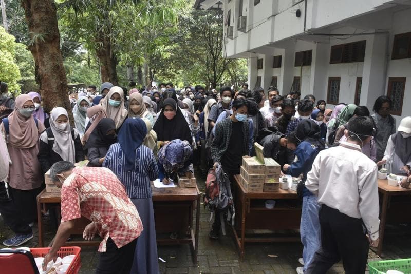 Rektor Undip Yos Johan Utama mengatakan kegiatan bagi-bagi makanan merupakan cara Undip memberikan pelayanan kesejahteraan kepada mahasiswanya. (Undip.ac.id)