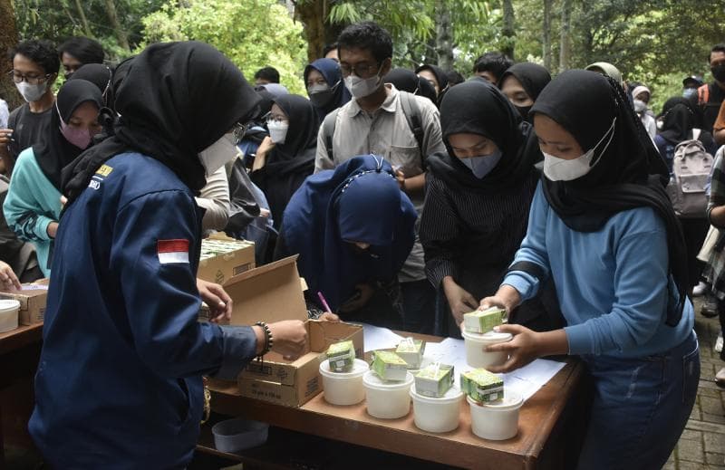 Jumlah makanan yang dibagi dalam satu hari sebanyak 1.450 porsi. Di kampus Undip Tembalang ada tiga titik, masing-masing 400 porsi, dan di kampus Undip Pleburan ada 250 porsi. (Undip.ac.id)