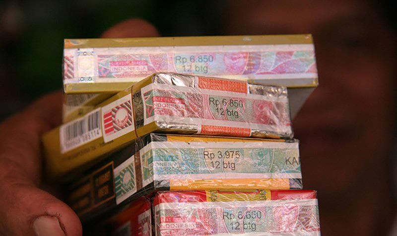 Ilustrasi: Besarnya selisih tarif cukai hasil tembakau (CHT) antargolongan pada struktur tarif CHT turut berkontribusi menjamurnya rokok-rokok dengan harga murah.(Antara/Arief Priyono)