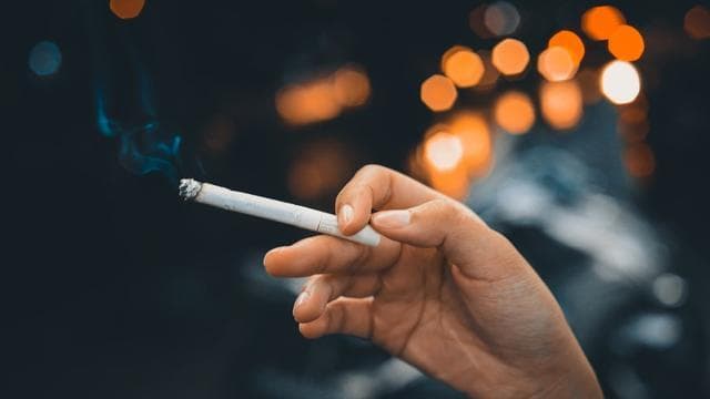 Ilustrasi: Para anak tetap mampu membeli rokok kendati tarif cukai dinaikkan setiap tahun. (Pexels/Letit)