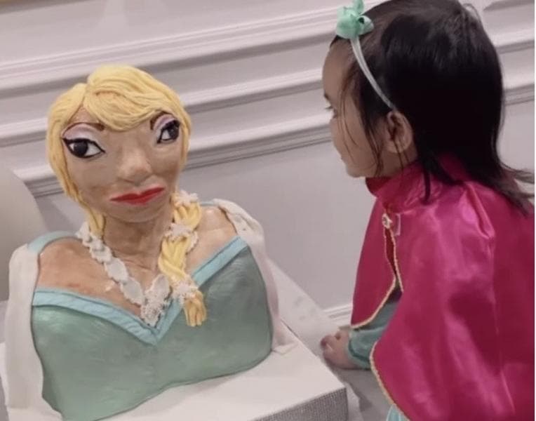 Ugly cake pesanan artis Fitri Tropica viral di dunia maya. (Tiktok/Fitrop)