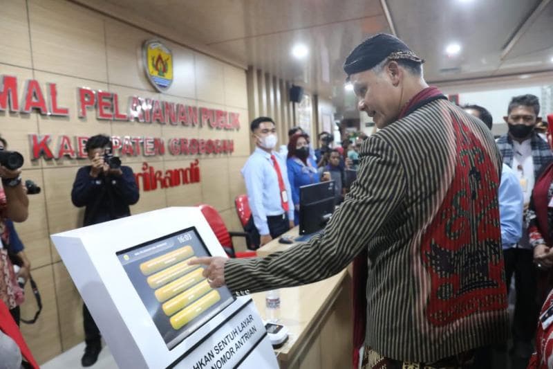 Ganjar berharap&nbsp;MPP di Grobogan nggak sekadar tempat pelayanan terintegrasi, tapi juga menjadi tempat mempromosikan produk asli daerah. (Jatengprov)