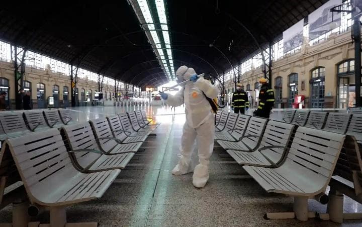 Pemberian desinfektan di stasiun demi mencegah virus corona. (wowkeren.com)