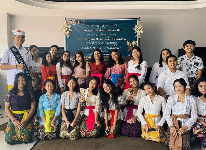 Kemendikbudristek menegaskan pakaian adat bagi siswa nggak bersifat wajib. (Instagram/forceofc)