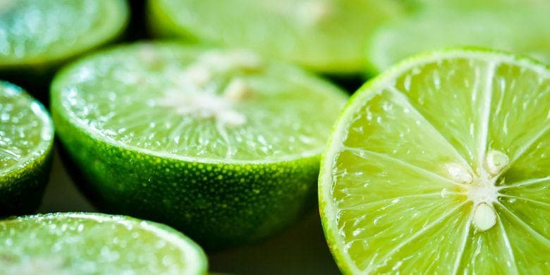 Jeruk nipis memberi rasa segar pada soto. (Shutterstock via Kompas)