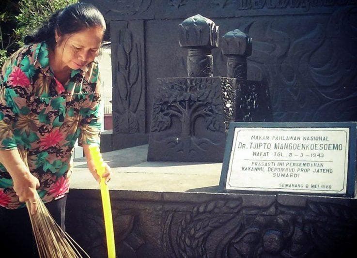Untuk mencapai lokasi makam dr Tjipto, kita harus masuk ke sebuah gang sempit yang hanya muat satu mobil. (Cakram/Noel)
