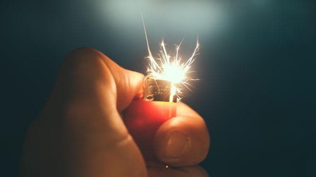 Jauhkan tabung gas dari sumber api sekecil apa pun. (Splitshire)