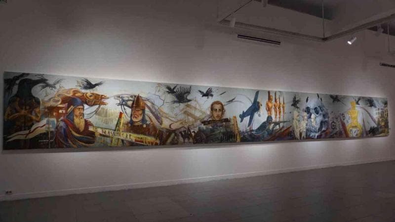 Salah satu lukisan Kokoh Nogroho bertema perang. Saat melihat lukisan seperti itu, perasaan apa yang muncul dalam benakmu? (Lasak/Siti Sarah)