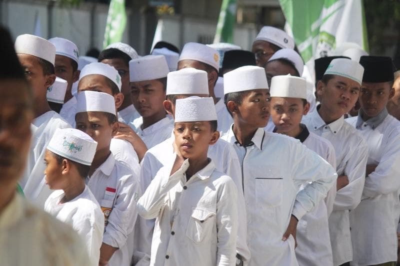 Karena masih dalam suasana pandemi Covid-19, upacara bendera Peringatan Hari Santri 2022 dilaksanakan dengan tetap melaksanakan protokol kesehatan. (Unsplash/Mufid Majnun)