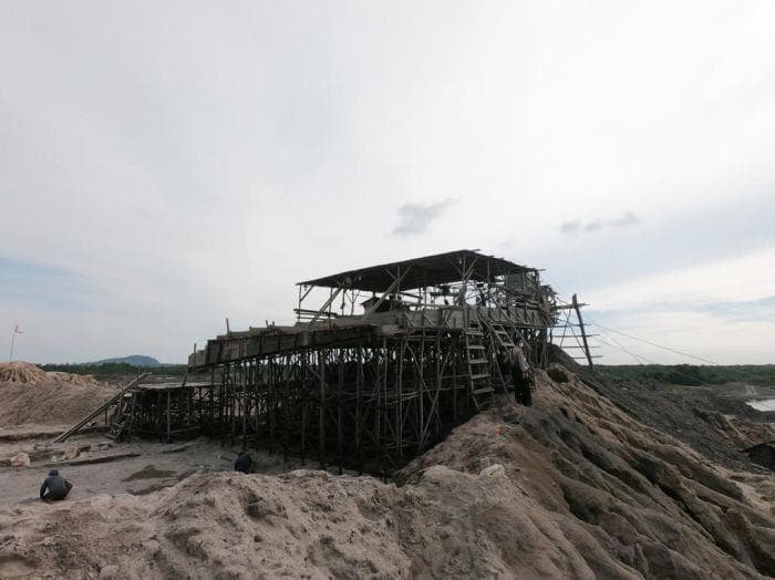 Jokowi Umumkan Indonesia Hentikan Ekspor Timah Mentah