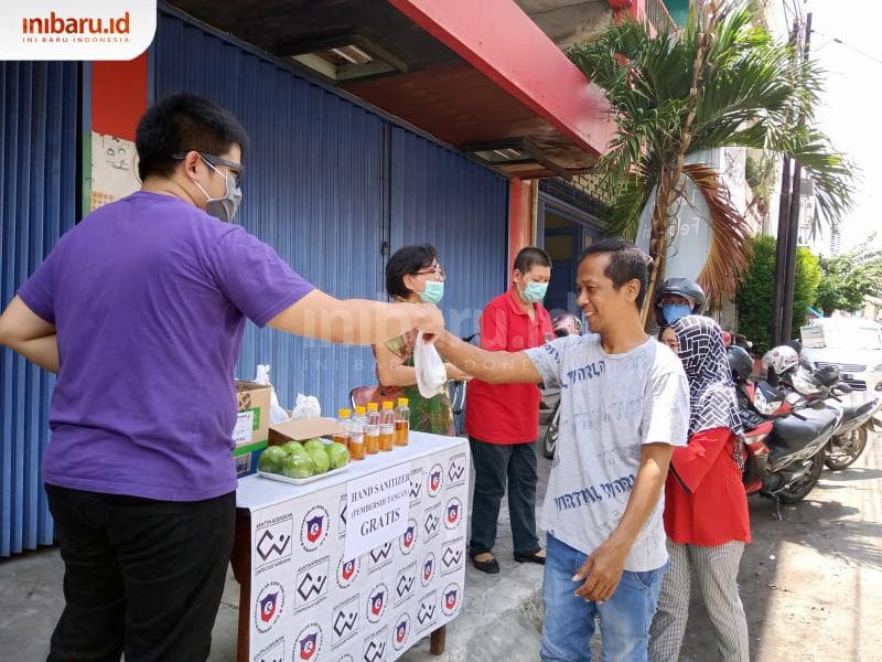 Pembagian hand sanitizer. (Inibaru.id/ Zulfa Anisah)