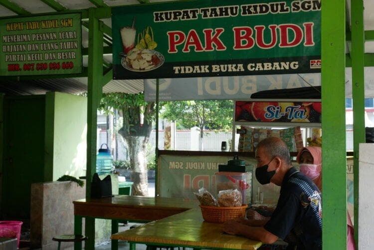 Warung Kupat Tahu Pak Budi. (Mojok/Brigitta Adelia)