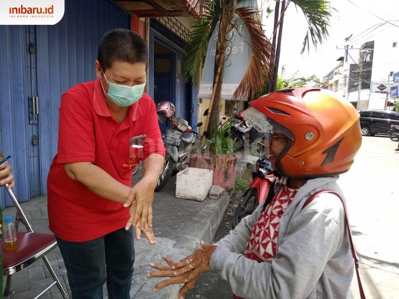Ling-Ling (kaos merah) mengajarkan cara cuci tangan yang benar. (Inibaru.id/ Zulfa Anisah)