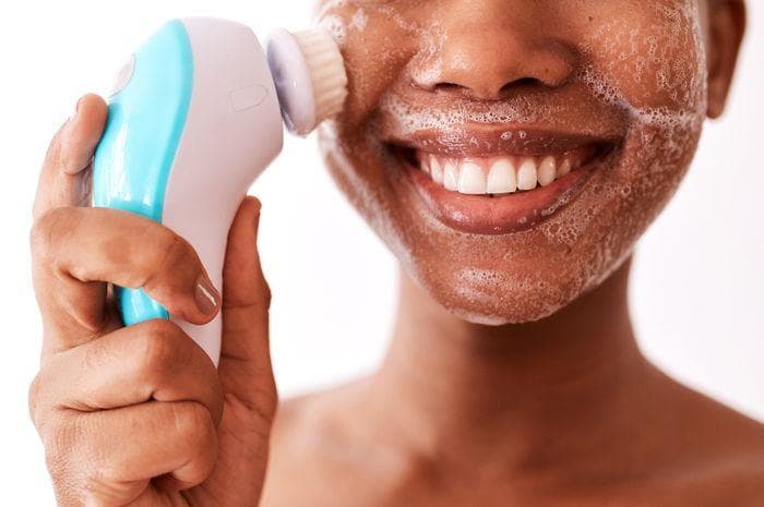 Eksfoliasi yaang terlalu sering dan berlebihan dapat mempercepat pergantian sel kulit ke tingkat yang nggak sehat. (Istockphoto)