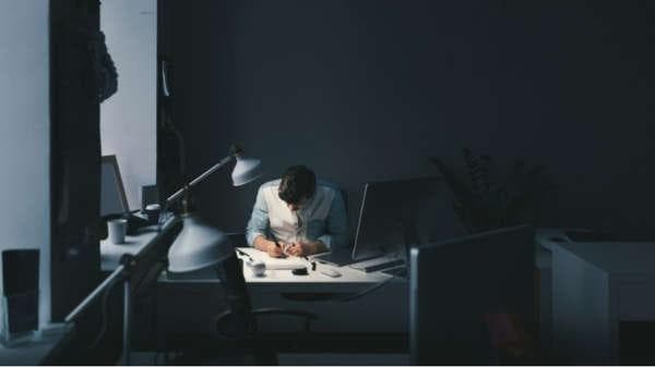 Mengapa Orang Suka Bekerja Sendirian?