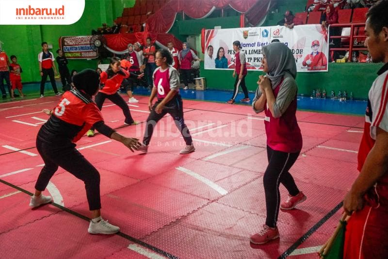 Anggota PKK menjadi peserta perlombaan Gobak Sodor. (Inibaru.id/ Audrian F)<br>