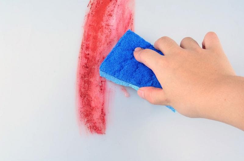 Cara Mudah Membersihkan Dinding Warna Putih dari Noda