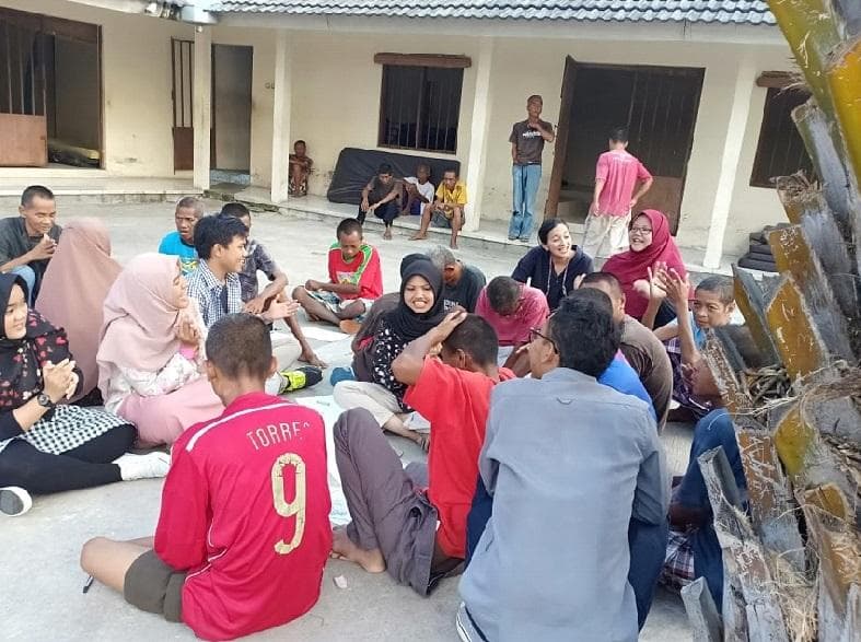 Triana Rahmawati dan teman-temannya memberikan terapi sosial lewat kasih sayang dan melalui kegiatan terapi menyanyi. (Okezone)