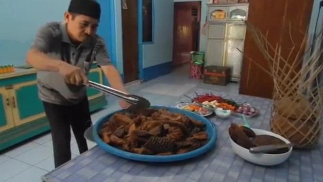 Proses pembuatan momoh. (Tvone)