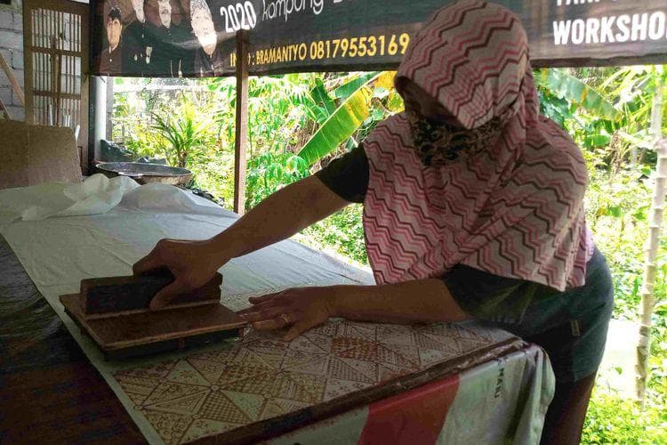 Proses pembuatan batik patron Ambarawa. (Kompas/Dian Ade Permana)