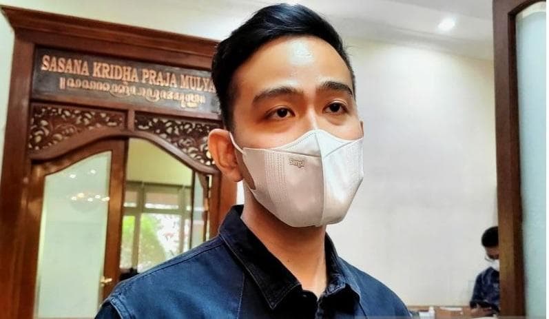Gibran meminta kepada Dinas Perhubungan Surakarta untuk menindak tegas juru parkir yang nakal. (Antara/Aris Wasita)