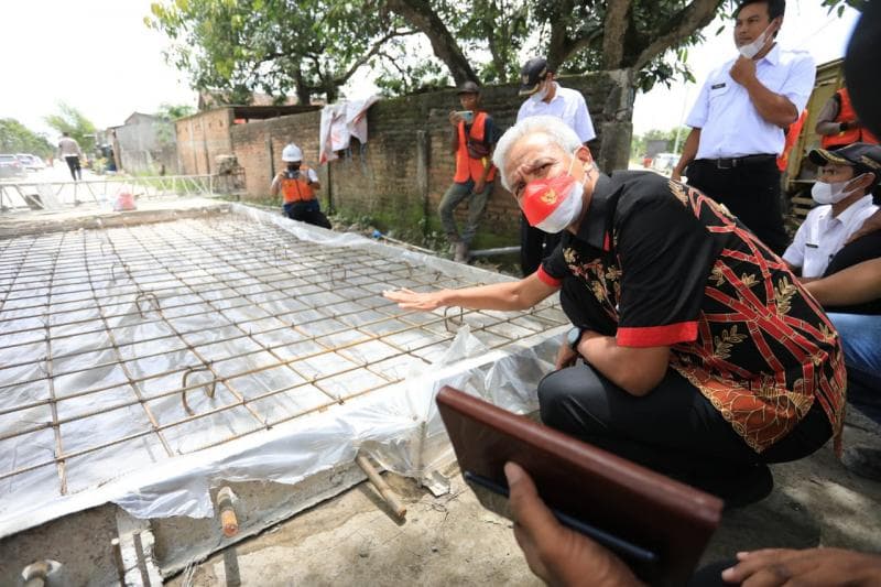 Gubernur Ganjar Pranowo menargetkan akhir tahun 2022 kondisi jalan di Jateng akan mulus.&nbsp; (Jatengprov)