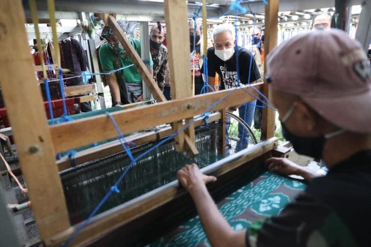 Proses pembuatan sarung goyor dengan alat tenun. (Jatengprov)