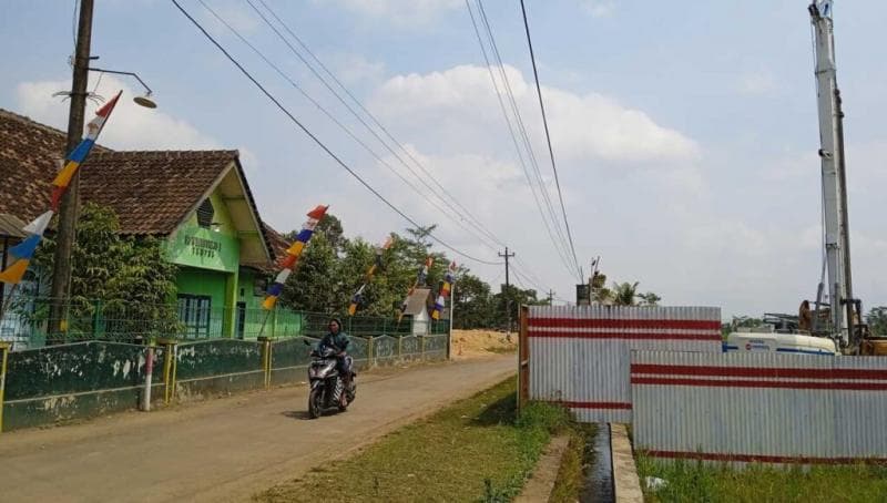 Persis di depan SD Banyurejo 1, Tempel, Sleman, proyek pembangunan jalan tol Yogya - Bawen dilakukan. (Radarjogja/Wulan Yanuarwati)