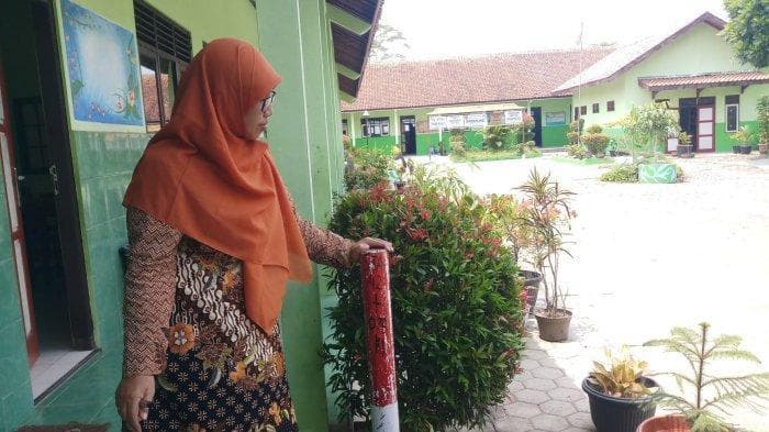 Patok pembangunan jalan tol sudah dipasang di SD Negeri Mejing 2. (Tribun Jogja/Nanda Sagita Ginting)