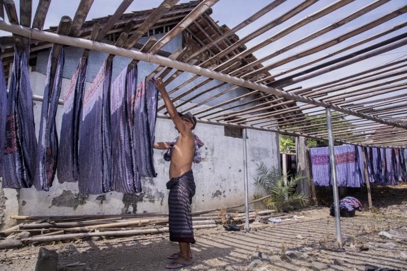 Proses penjemuran sarung goyor di Desa Wanarejan Utara, Kecamatan Taman, Kabupaten Pemalang. (Infopublik/Urip Supriyadi)