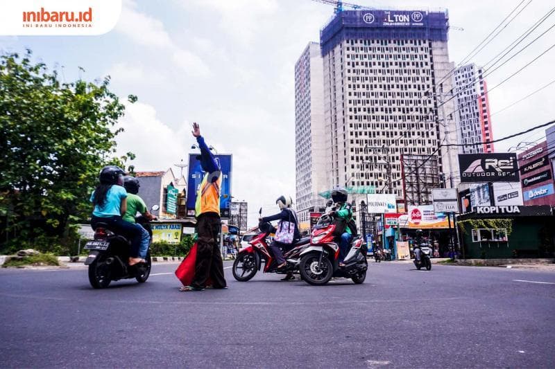 Meski mendapatkan banyak uang, setoran harian para juru parkir ke penguasa lahan parkir cukup besar. (Inibaru.id/Audrian Firhanussa)