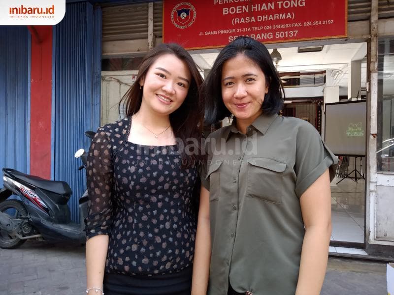 Dessy dan Lydya, bankir yang tetap ngantor. (Inibaru.id/ Zulfa Anisah)