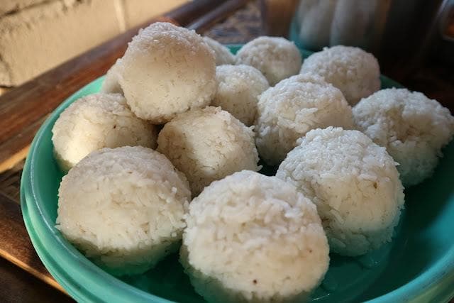 <i>Nasi galong sengaja dibentuk seperti bola-bola kecil. (Dunia Prima)</i>