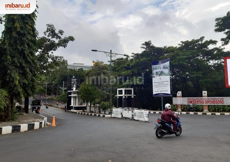 Suasana gerbang masuk Universitas Diponegoro yang lebih sepi dari biasanya pada Kamis, (19/03). (Julia Dewi Krismayani/ Inibaru.id)<br>