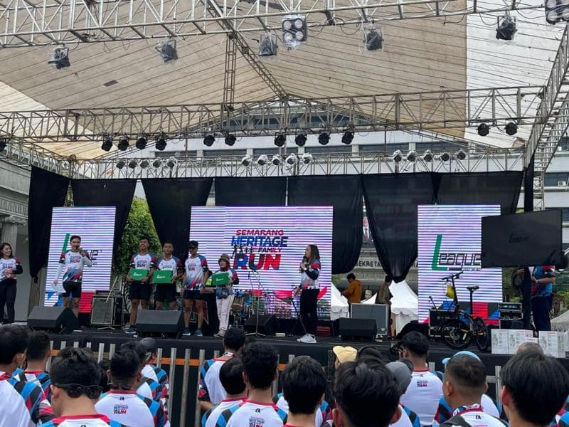 Penyerahan door prize dari League setelah para pelari mencapai garis akhir. (Dok Istimewa)