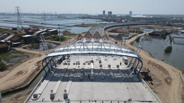 Jalan Tol Semarang-Demak yang dibangun di atas laut berperan juga sebagai tanggul. (Industry)