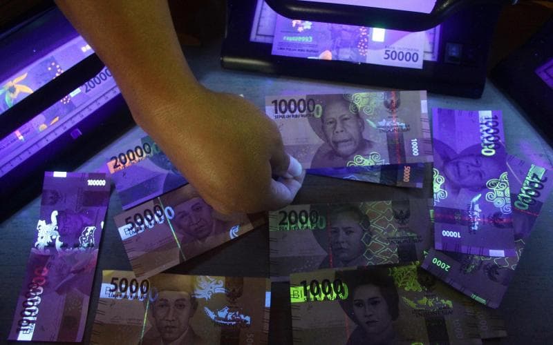 BI telah memperkuat keamanan pada uang kertas yang baru. Salah satunya sebaran area UV diperluas dan menggunakan keberagaman warna. (Antara/Ari Bowo Sucipta)