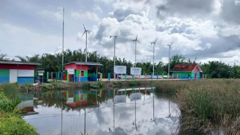 Pembangkit listrik yang mengandalkan energi angin dan sinar matahari di Dusun Bondan, Cilacap. (Serayunews/Ulul Azmi)